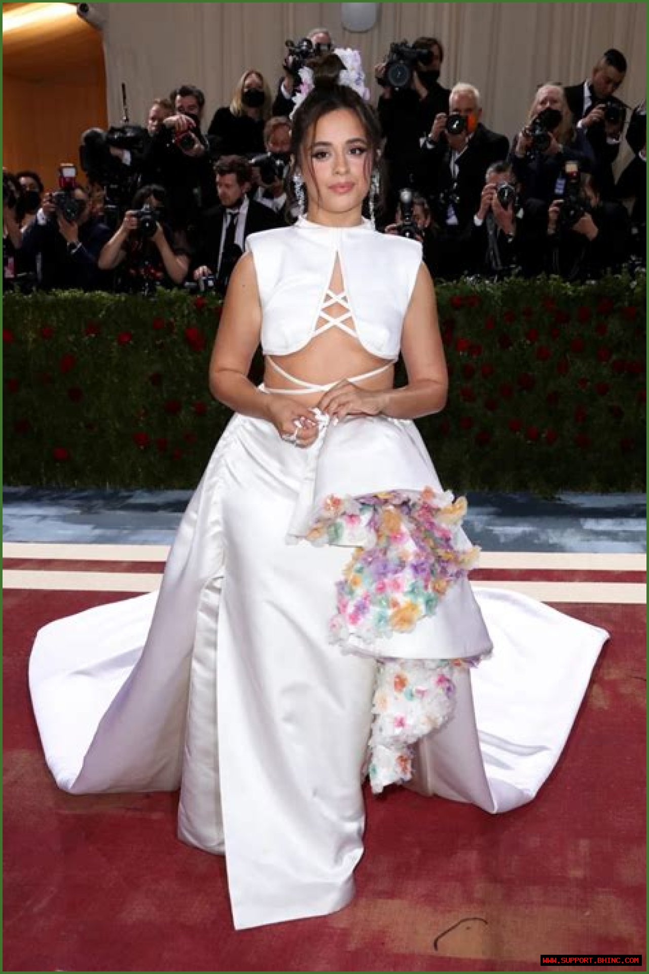 Celebrities Showing Off Underboob: Stars Rocking the Hottest and Sexiest Fashion Trend
